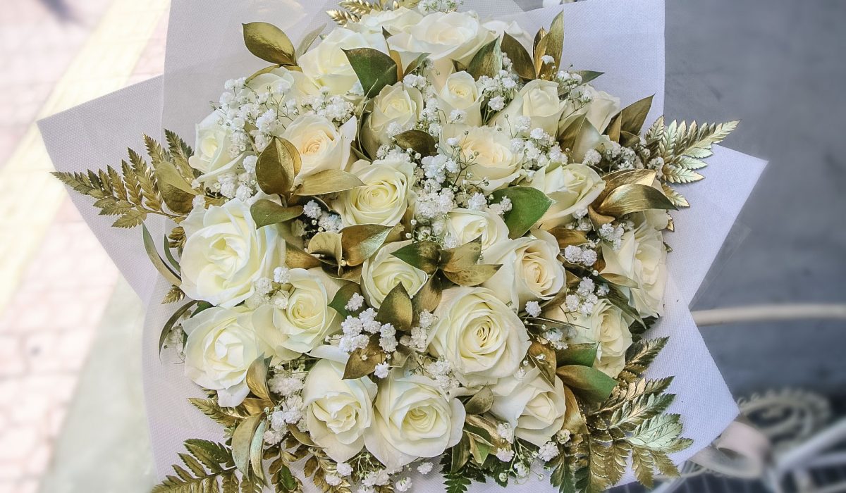 white-roses-gold-leaves-bali-flowers